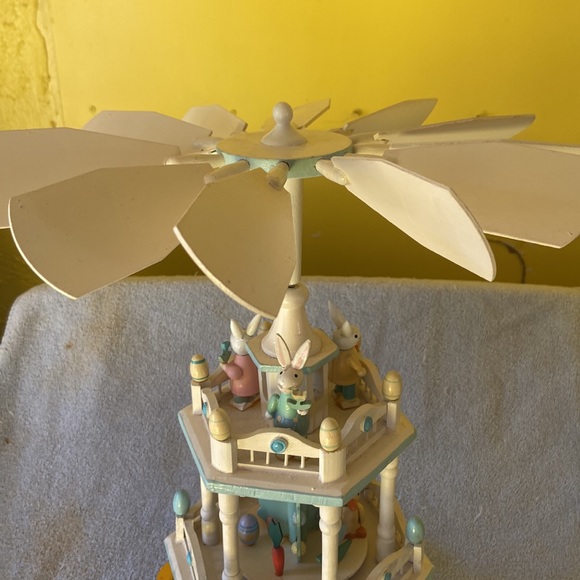 Vintage Lillian Vernon Easter carousel with fan and candles - Picture 5 of 12